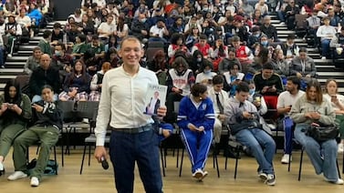 Joven pasó de vender dulces en la calle a convertirse en uno de los mejores profesores del mundo