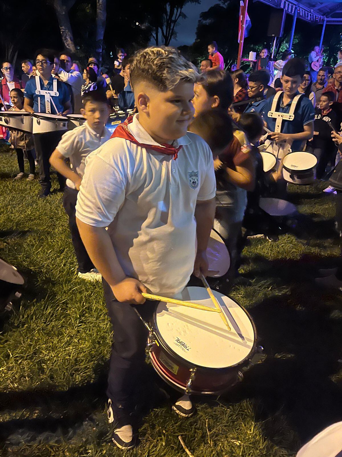 Don Manuel Olivares Ortega, de 59 años, desfilará este 15 de setiembre por primera vez después de 42 años, y lo hará acompañado de su hijo, Manuel Andrés, y de su nieto, Axel, todos formando parte de la Escuela Domingo Faustino Sarmiento de Dulce Nombre de Cartago.