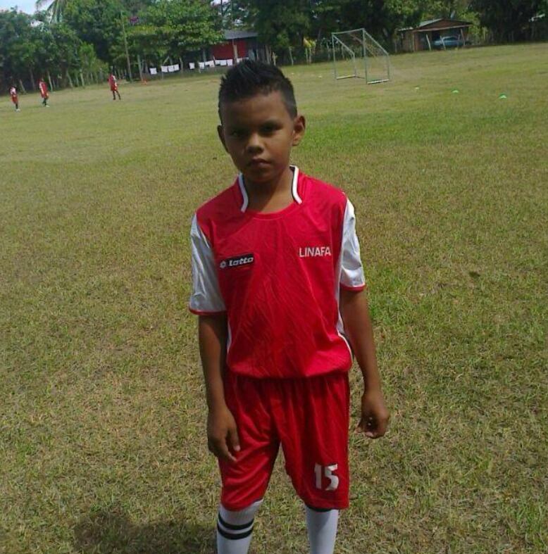 Alberth Barahona, jugador del Deportivo Saprissa y su familia. Cortesía.