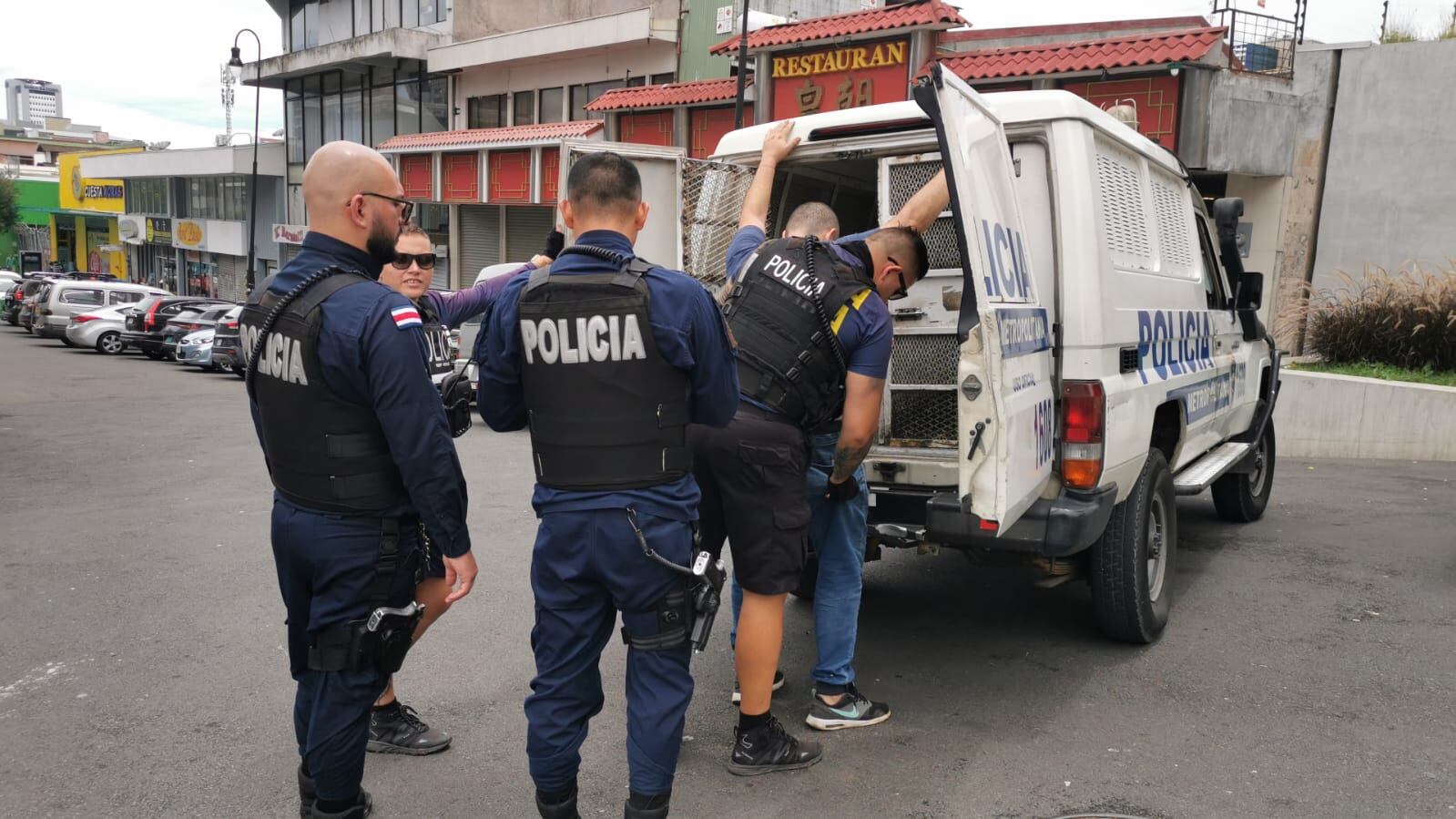 Un hombre llegó a la Asamblea Legislativa a armar un alboroto. Rocío Sandí.