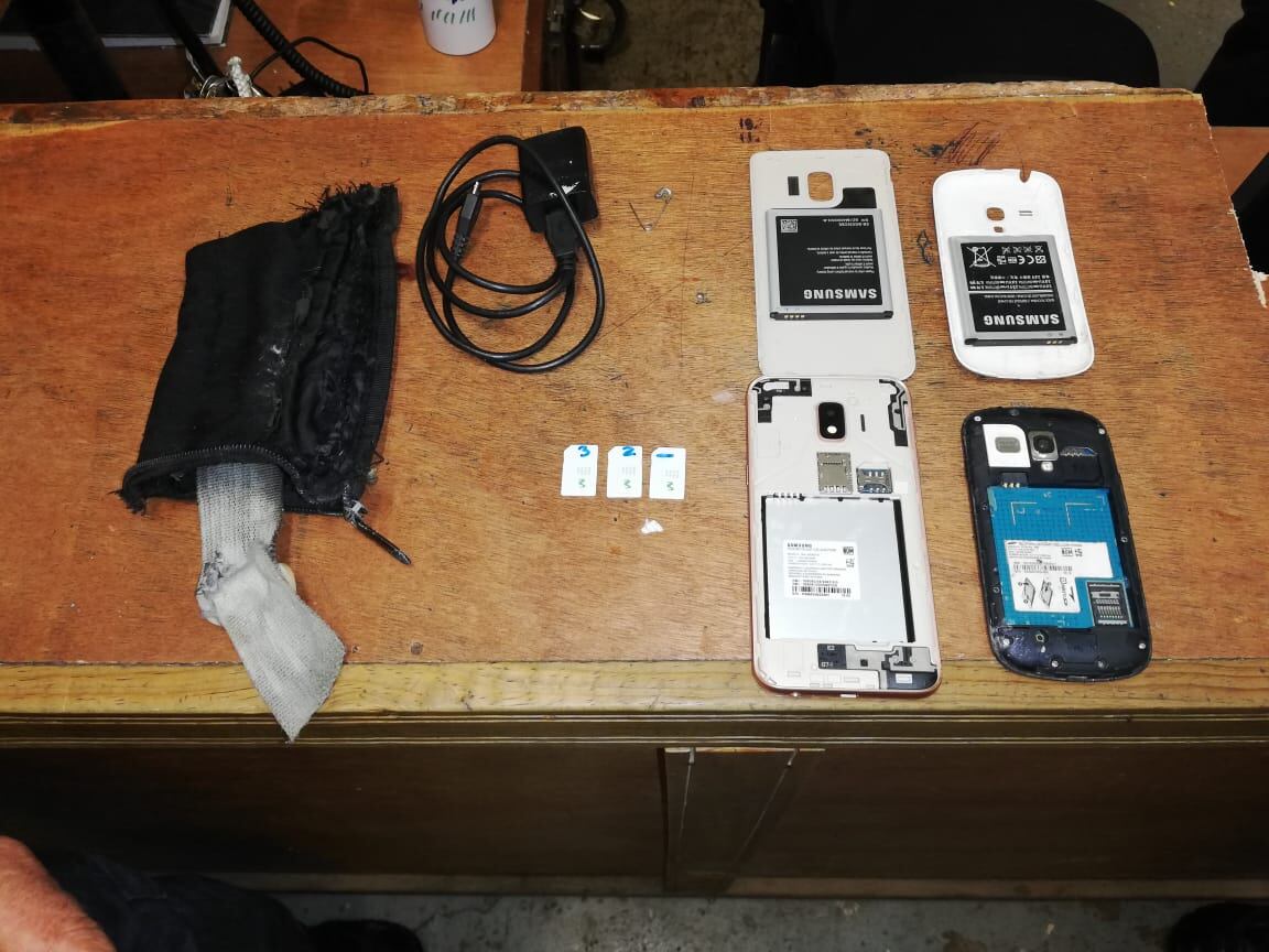 Capturan gato con tres celulares en La Reforma. Foto Policía Penitenciaria.