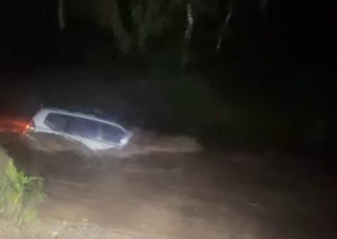 Un señor de 73 años fue rescatado, el otro ocupante del carro no ha sido ubicado. Foto Bagaces Tv Informa.