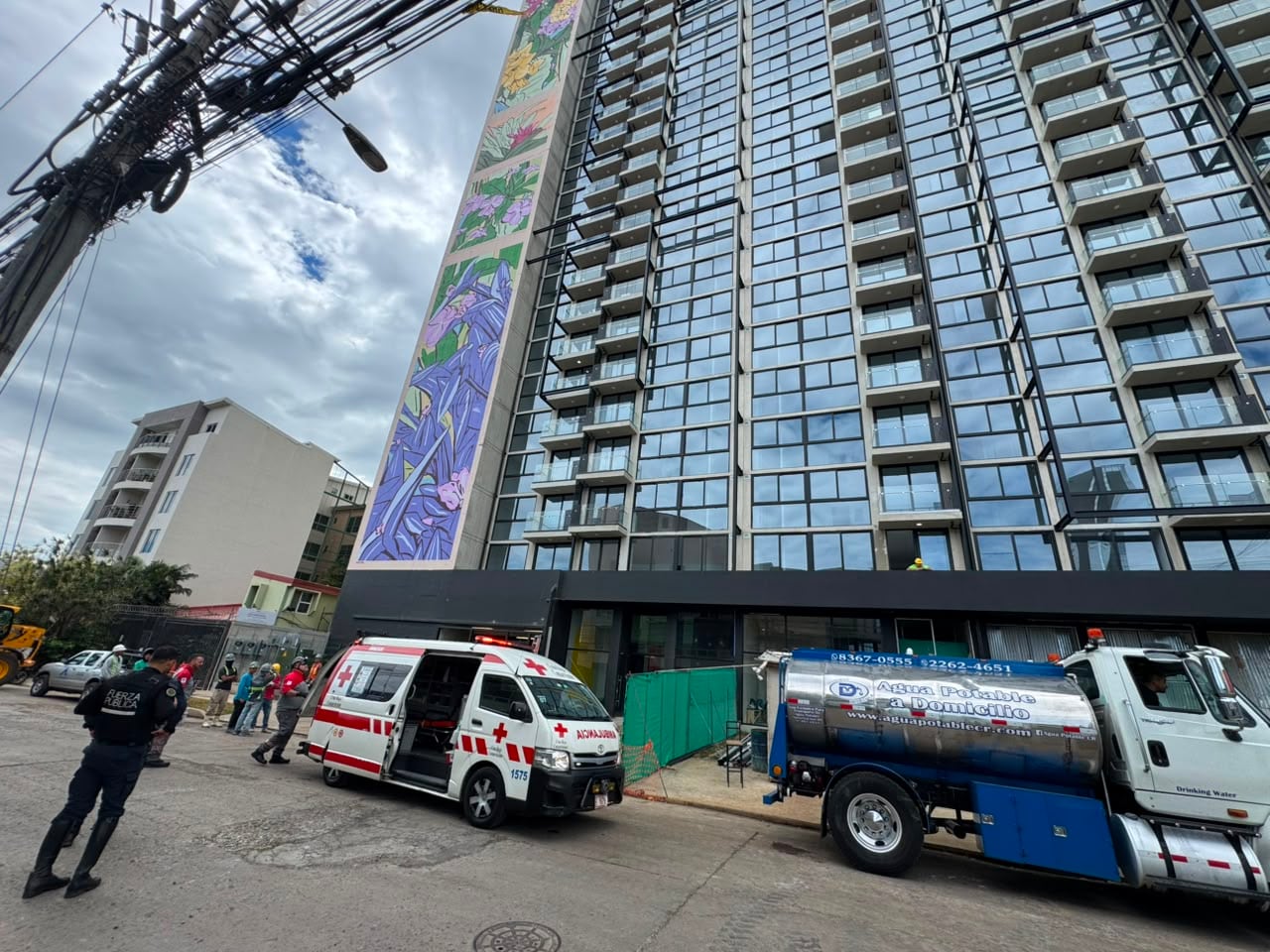 Rescate en edificio en La Sabana
