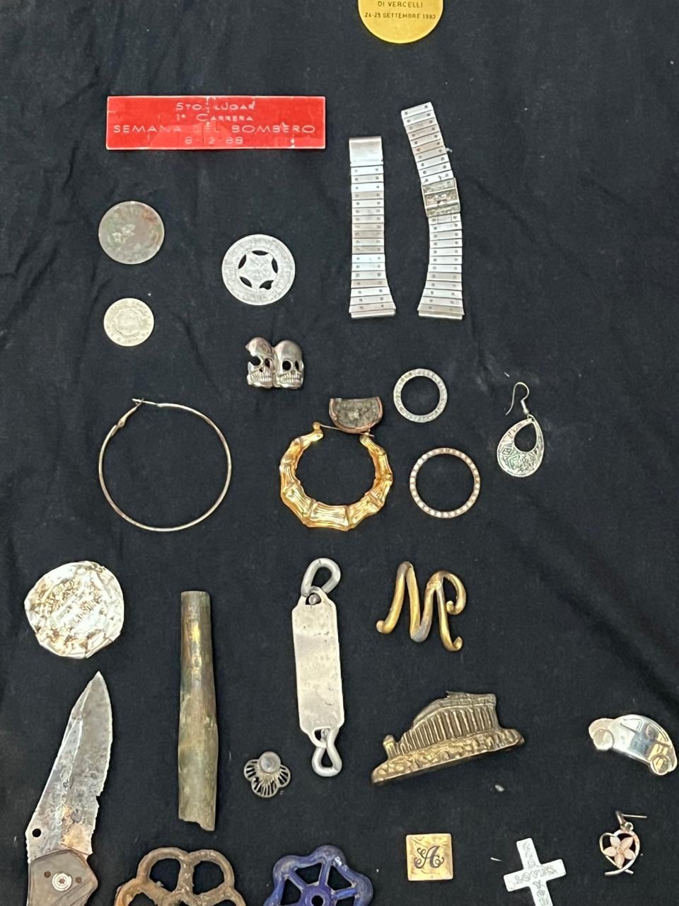 Buscar tesoros dejó de ser cosa de piratas y películas para David Molina Roldán, un vecino de San Juan de Dios de Desamparados que convirtió la curiosidad que heredó de su abuelita en una pasión que hoy lo lleva a recorrer el país entero