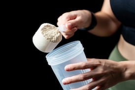Si usted es de las personas que toma proteína en polvo o creatina, urge que lea esta advertencia