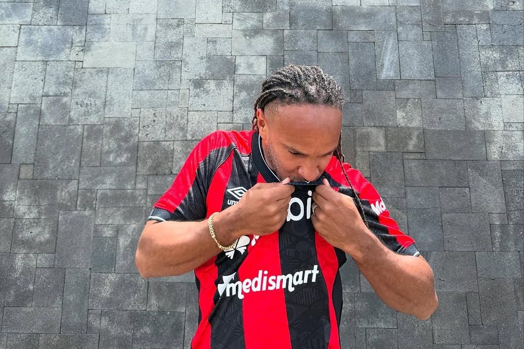 Jonathan McDonald se puso la rojinegra nueavamente y generó sensaciones en la afición.