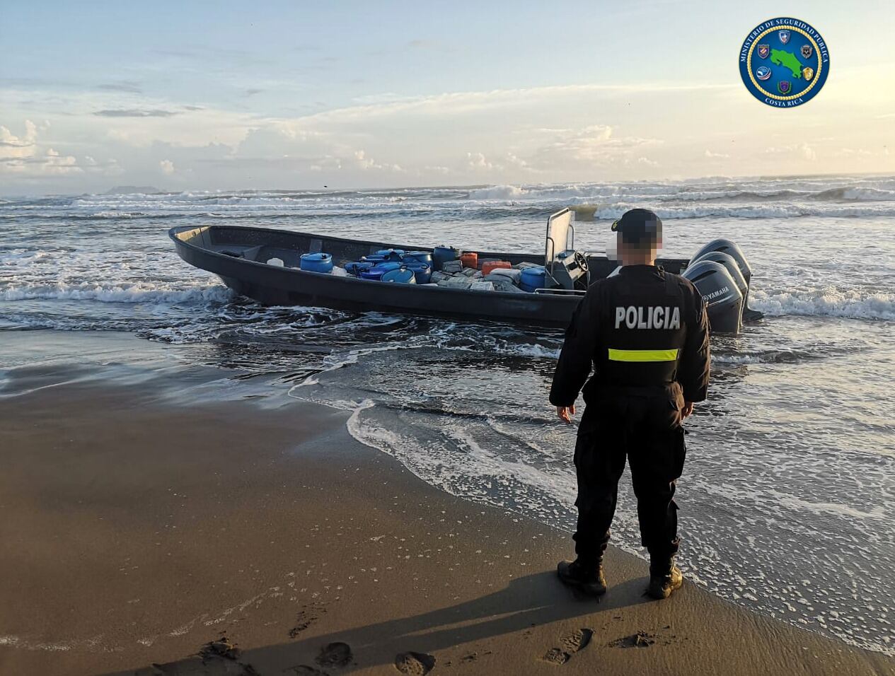 Decomisan 2,6 toneladas de cocaína en lancha encallada en Westfalia de Limón. Foto MSP.