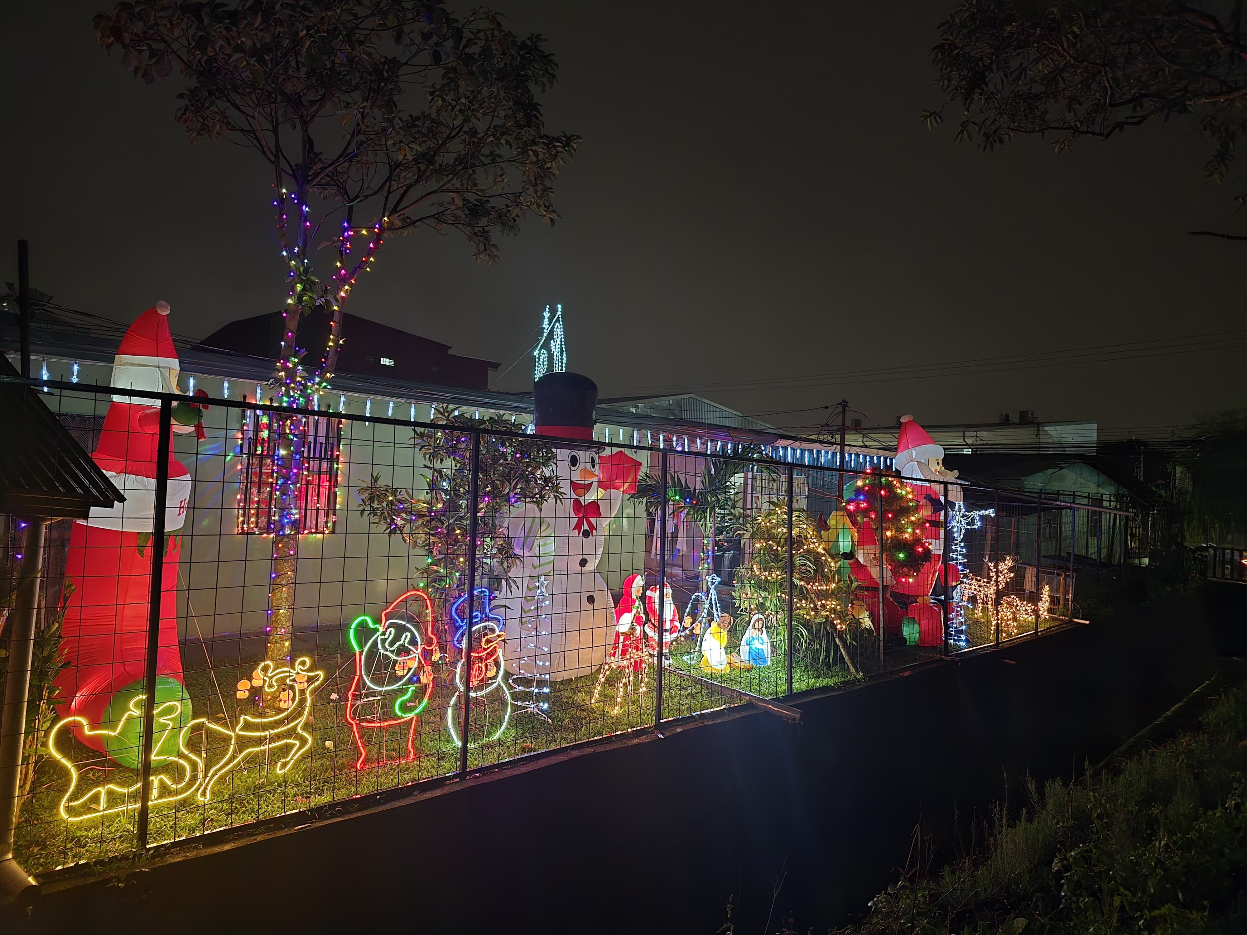 Allan Arce es un fanático de la navidad que se luce con la decoración navideña en las afueras de su casa.