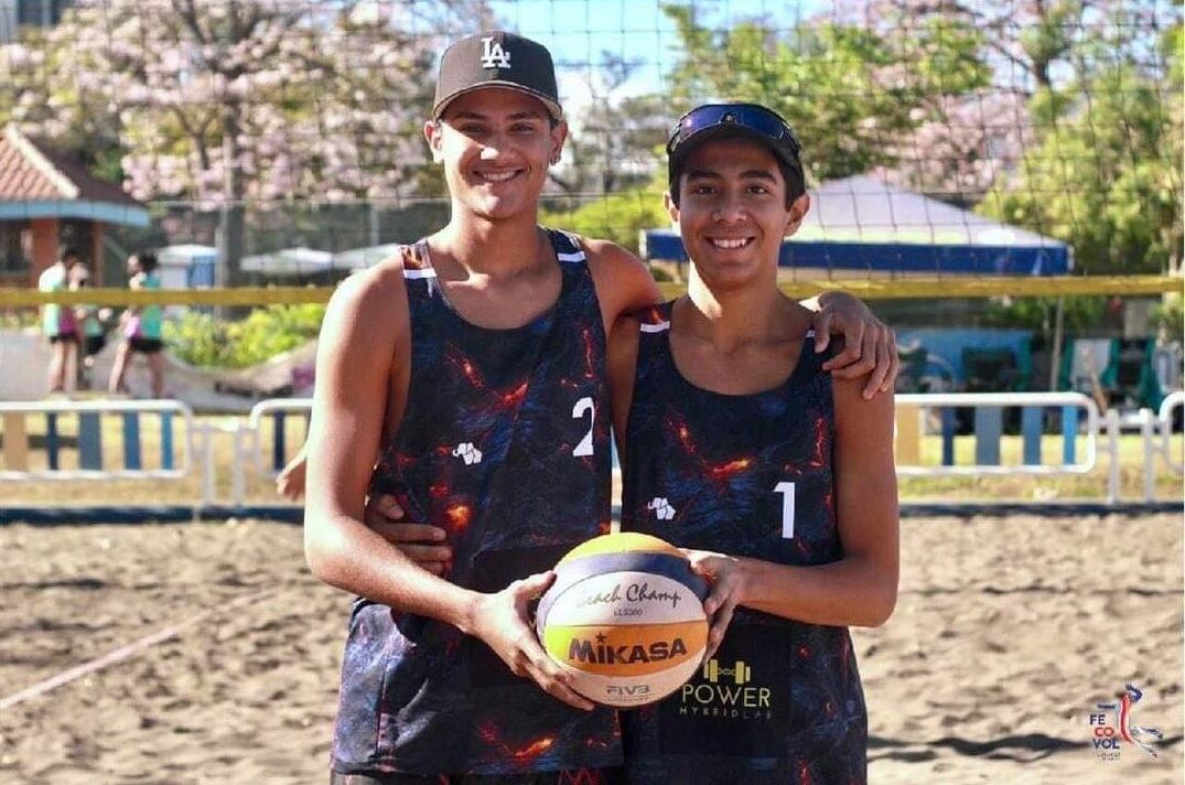 Jhostin Varela y Julián Araya juegan voleibol de playa y necesitan ayuda para ir al mundial sub-19 de Turquía. Cortesía.