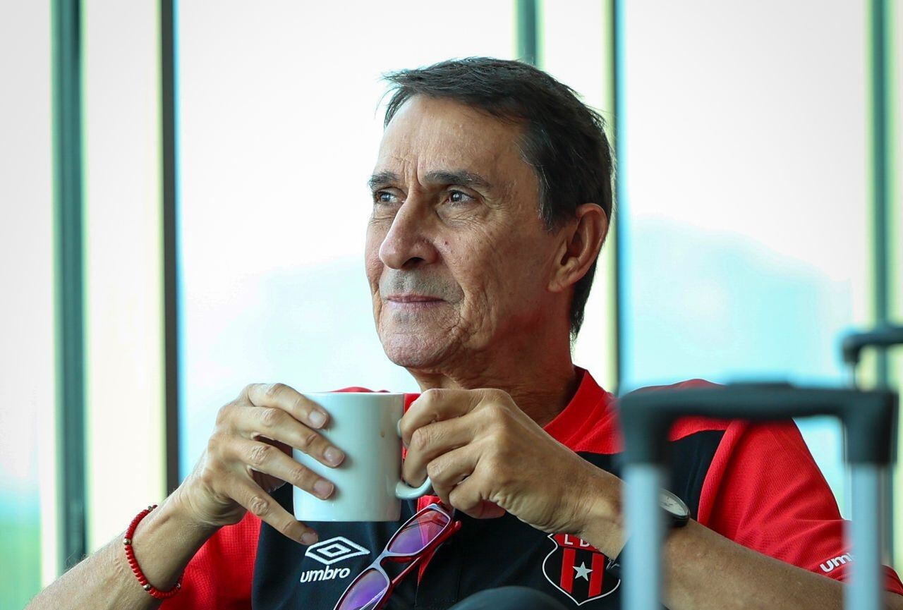 Alexandre Guimaraes se tomó un café en el Aeropuerto Juan Santamaría antes del viaje de Liga Deportiva Alajuelense a El Salvador.