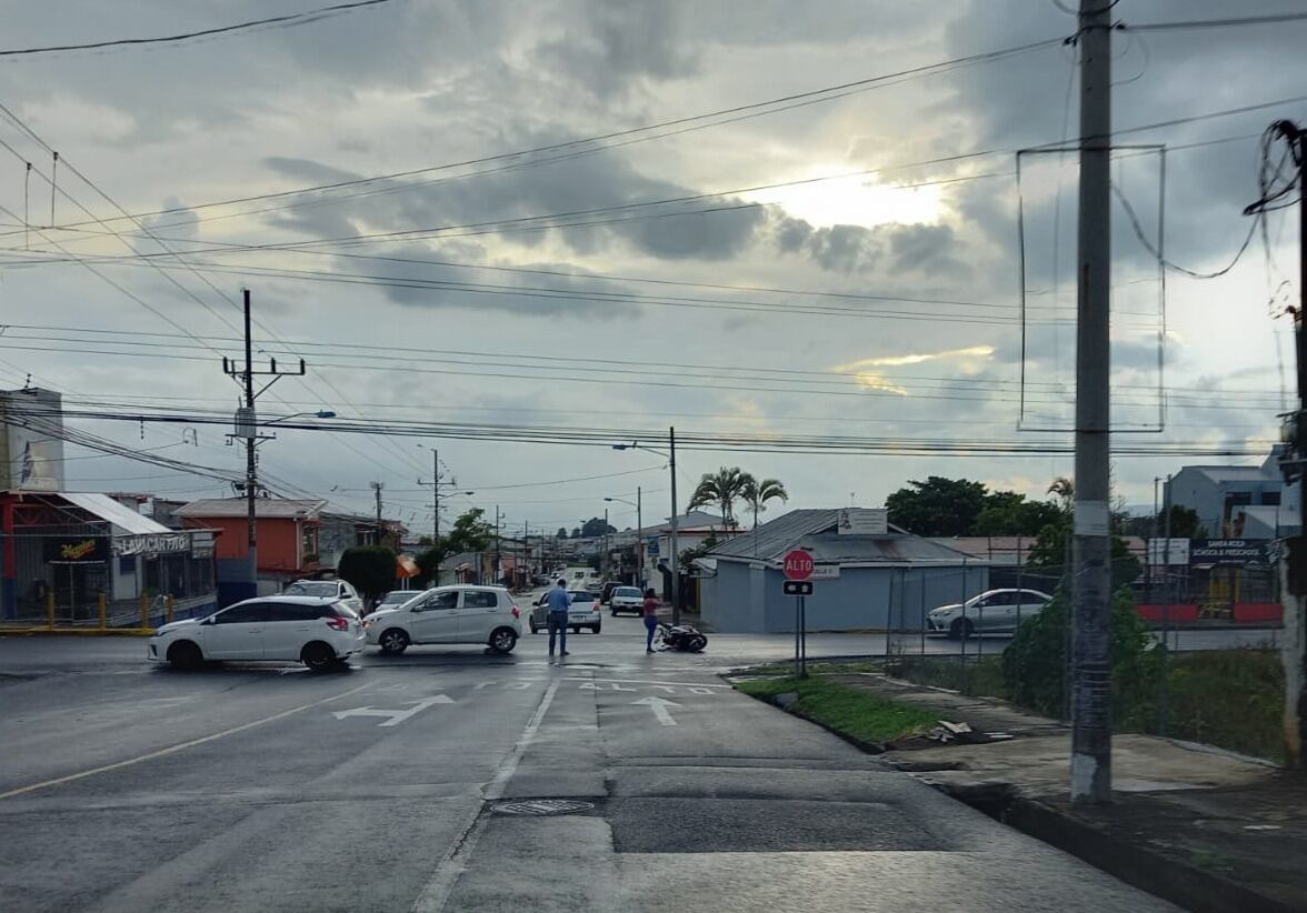 Ahora sí, poco a poco se nos está metiendo la época lluviosa y, lamentablemente, con las lluvias aumentan los accidentes de tránsito en carretera, por eso, el Ministerio de Obras Públicas y Transportes (Mopt) les da un gran consejo para ayudarse a prevenir choques: trate de ser 100% visible
