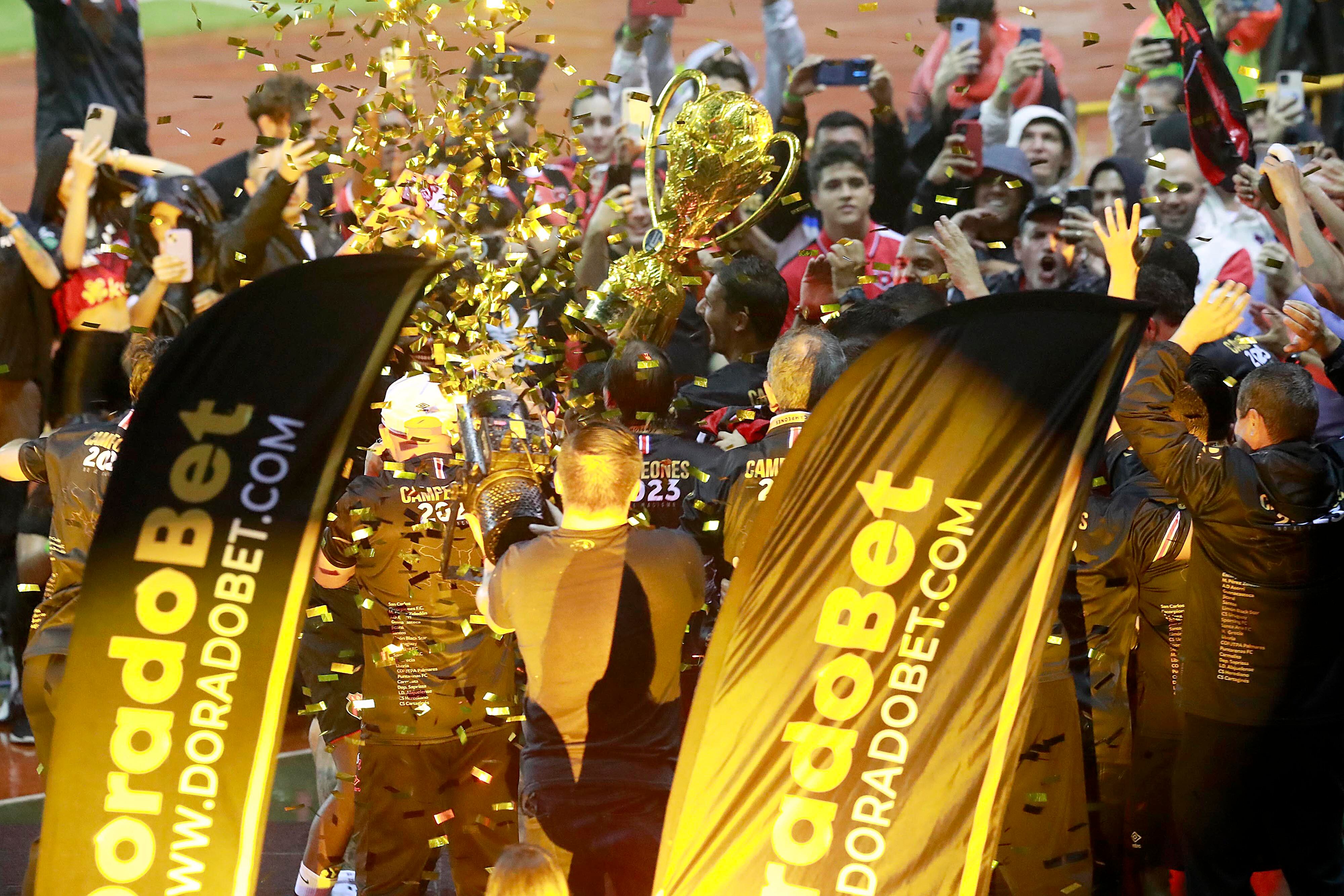 18/11/2023 Estadio Nacional, La Sabana. La Liga Deportiva Alajuelense y el Deportivo Saprissa se enfrentaron este sábado en una nueva edición del Clásico Nacional. Se dio en la final del Torneo de Copa, a estadio casi lleno, con la presencia de las dos aficiones más grandes del país.