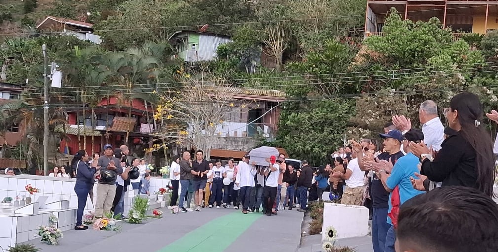 Andrés Araya fue despedido por la comunidad de Orosí. Foto:
Facebook Noticias de Paraíso y diferentes Lugares