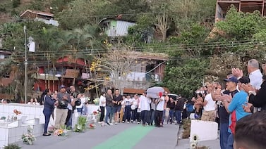 En medio del dolor de una madre y el amor de un pueblo, así despidieron a Andrés Araya, el papá ahogado en Jacó