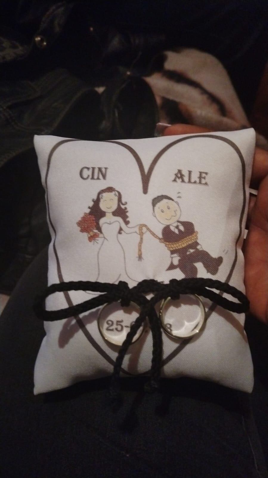 Cincy Rojas Araya y Alejandro Rojas Alfaro, es la pareja de ahora esposos que el pasado sábado 25 de febrero, a las 4 de la tarde se dieron el “sí, acepto”, entre sus familiares, padrinos y miles de motoqueros de todo el país y otros lugares de Centroamérica y hasta México