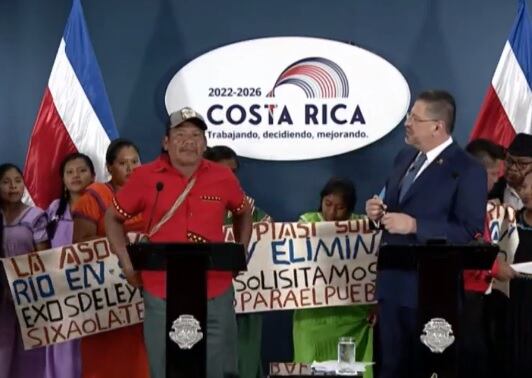 Durante la conferencia de prensa en Casa Presidencial después del Consejo de Gobierno, representantes de los pueblos indígenas le hablaron fuertecito al presidente Rodrigo Chaves, exigiéndole que no se olvide de ellos
