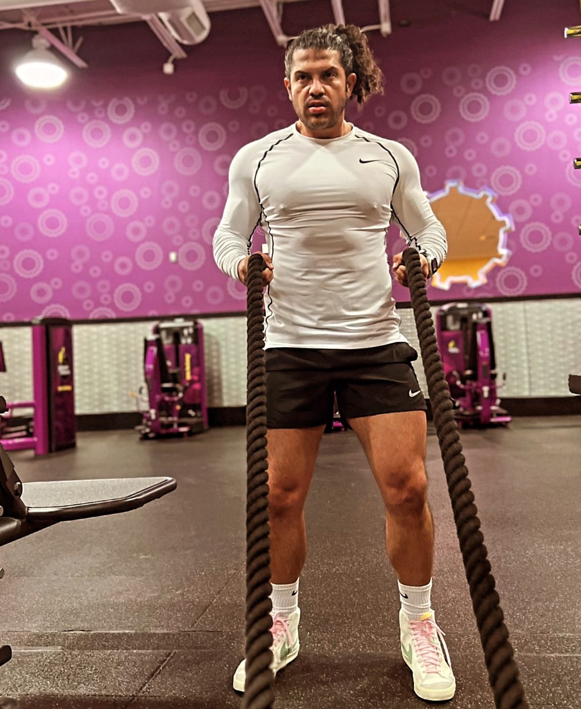 El periodista Edgardo Camacho le pone bonito al gimnasio.