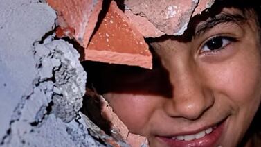 Niña sobrevivió 32 horas bajo escombros tras terremotos en Venezuela: contó qué comió para mantenerse consciente