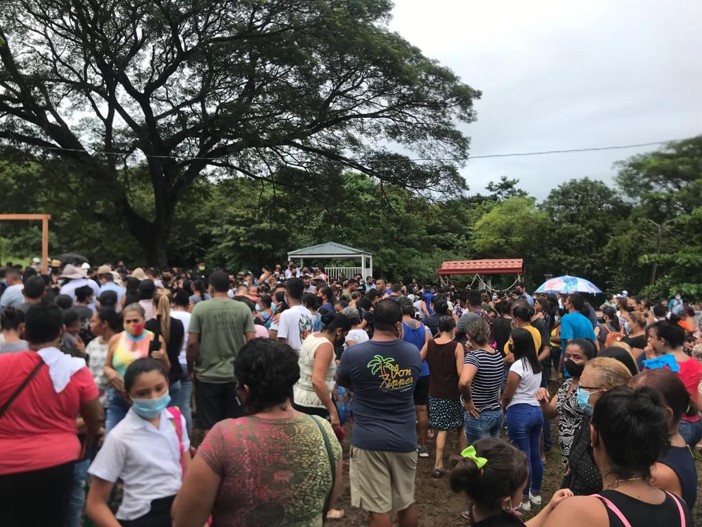 Funeral de padre y sus dos hijos que fallecieron a consecuencia de choque ocurrido en Cartagena de Santa Cruz. Foto cortesía Noti Cartagena.