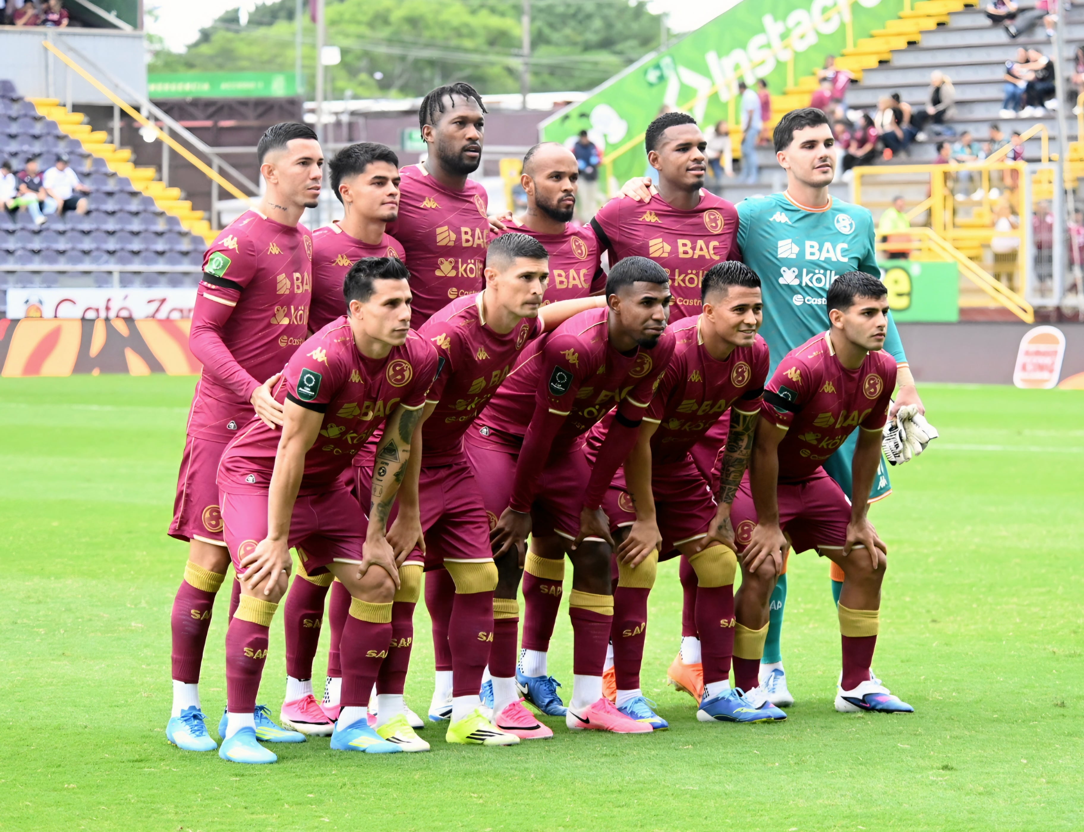 02 de agosto del 2026. Estadio Ricardo Saprissa. 16:00 hrs. El Deportivo Saprissa se enfrenta al San Carlos FC en la jornada 2 del Torneo de Apertura 2026 del Campeonato Nacional de fútbol de la Primera División. En la foto: los técnicos Hernán Medford y Walter Centeno y acciones importantes del juego. Foto: Albert Marin.