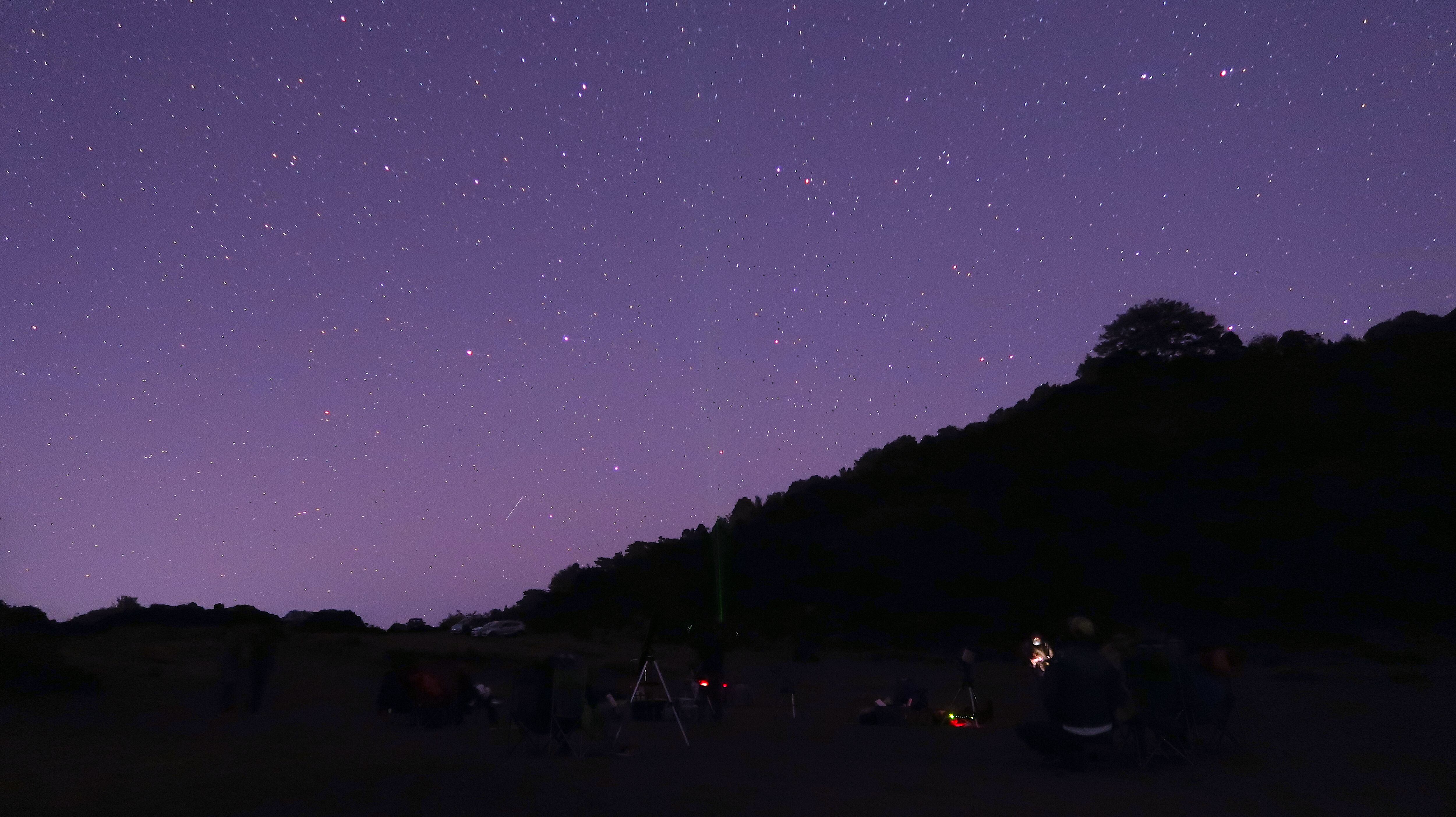 En Cieneguita de Limón, cuando Costa Rica dormía, un chiquillo se escapaba de su casa en las madrugadas para ver el cielo. Ese niño hoy es Homer Dávila Gutiérrez, tiene 45 y es el primer centroamericano en ser aceptado como miembro de la “Royal Astronomical Society” (Real Sociedad Astronómica)