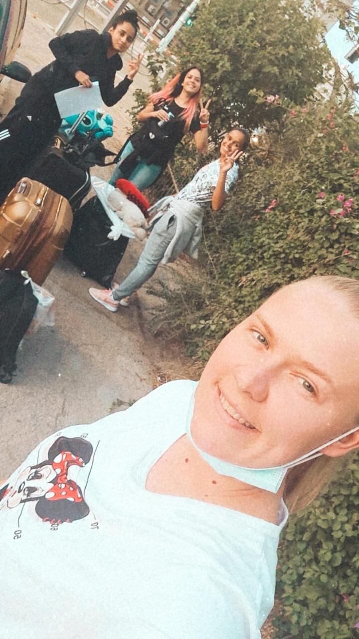 La futbolista costarricense, Michelle Montero Venegas, quien jugaba en el equipo Hapoel Beer Sheva de Israel, hasta el pasado 30 de mayo, ya está en Costa Rica, pero no puede sacar de su mente los bombardeos en tierras israelitas. En la foto con su papá, don Miguel Montero y el novio, Luis Urbina.