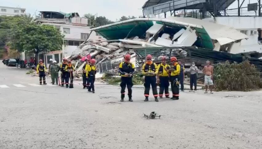 Bomberos ticos buscan posibles sobrevivientes en Venezuela