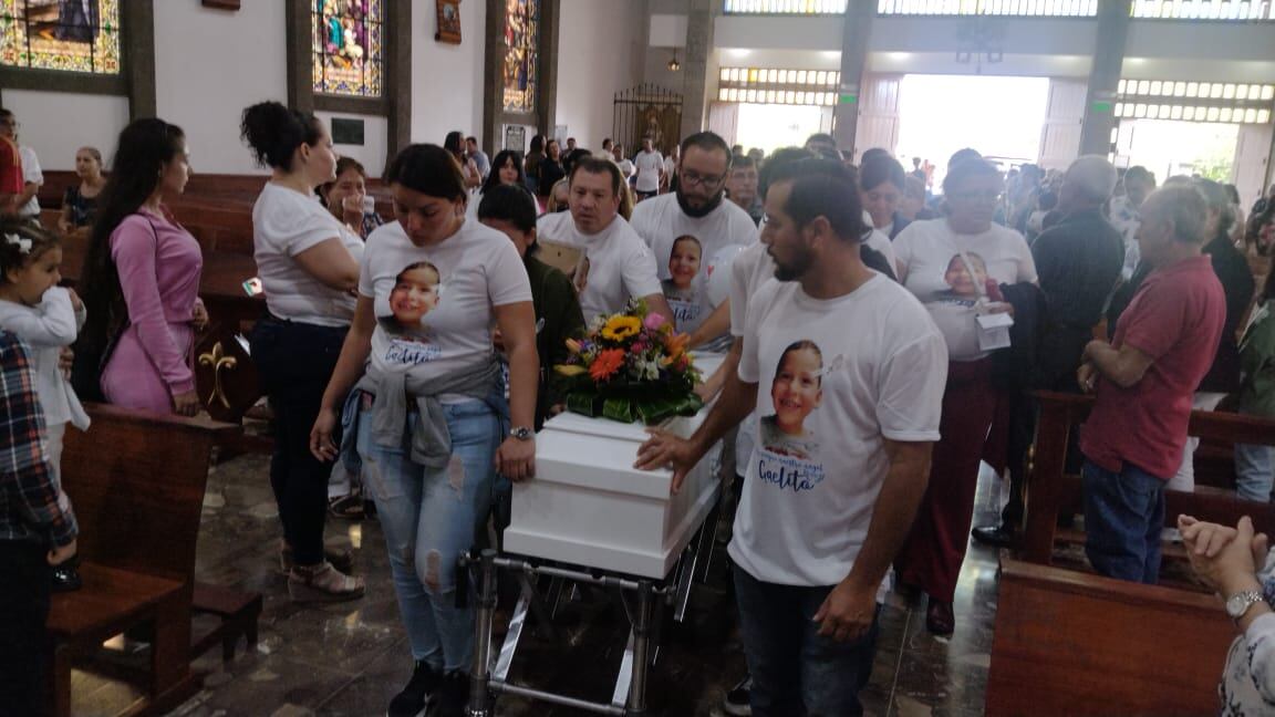 Familiares y seres queridos dan último adiós al pequeño Gael. Foto Keyna Calderón.