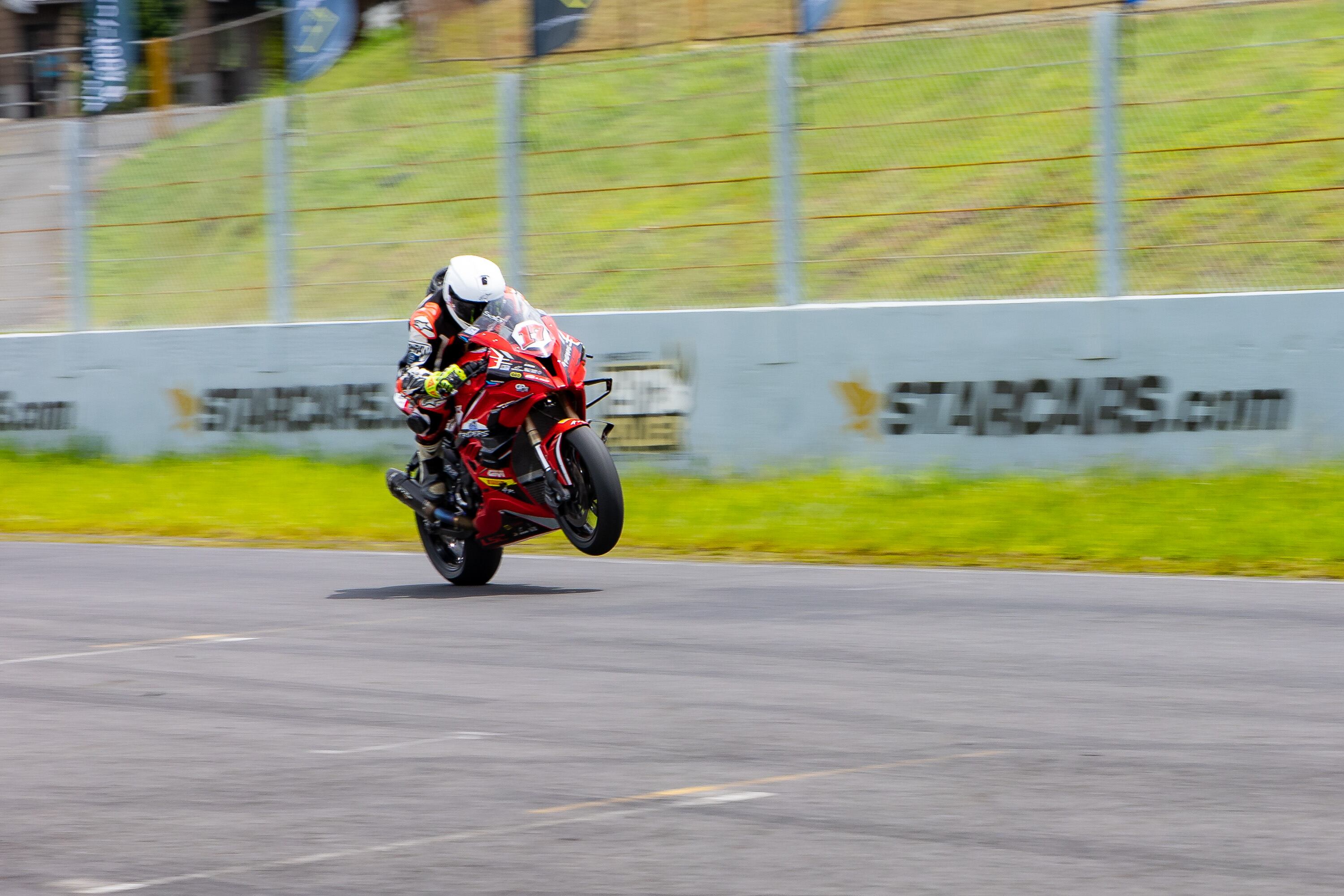 Iván Sala maneja un verdadero chuzo, su BMW S1000 RR tiene un motor de cuatro
cilindros en línea, maniobrabilidad y diseño aerodinámico, lo que le ha permitido mantenerse a la cabeza de las carreras. Foto: Red Motors.