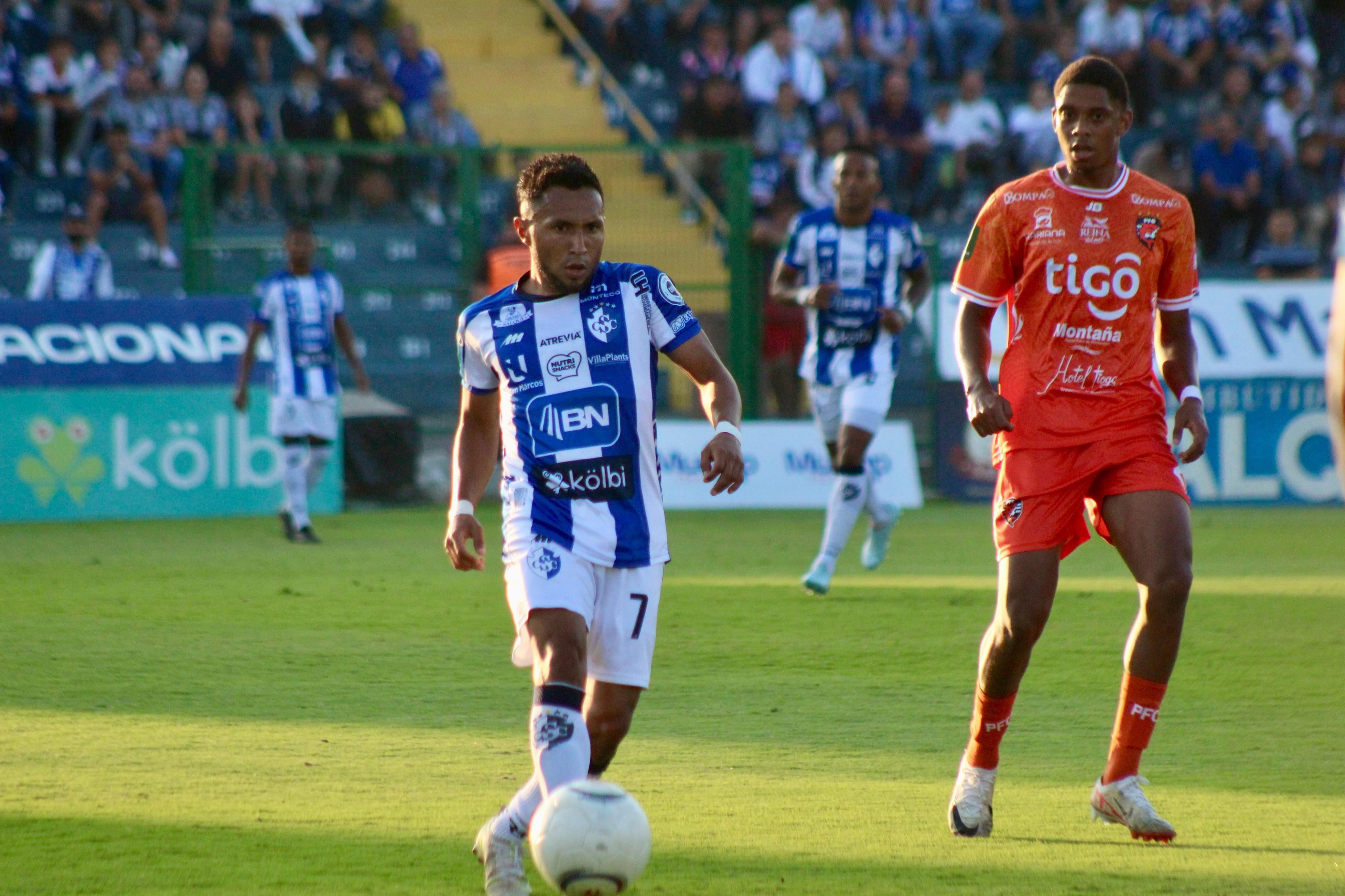 Allen Guevara (izquierda) y Anfemy Arias se enfrentaron constantemente durante el choque entre Cartaginés y el Puntarenas FC, por la fecha 11 del Clausura 2024.