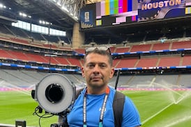 Gracias al sacrificio de sus papás un exfutbolista es camarógrafo de la FIFA en el Mundial 2026