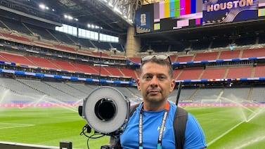 Gracias al sacrificio de sus papás un exfutbolista es camarógrafo de la FIFA en el Mundial 2026