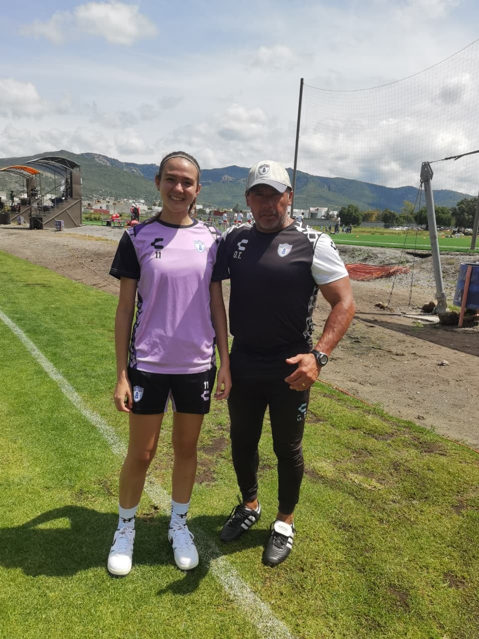Victoria Solis Araya entrenando con el Pachuca femenino.