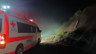 Emergencia en Cartago: vehículo cae en alcantarilla y deja a cuatro personas heridas