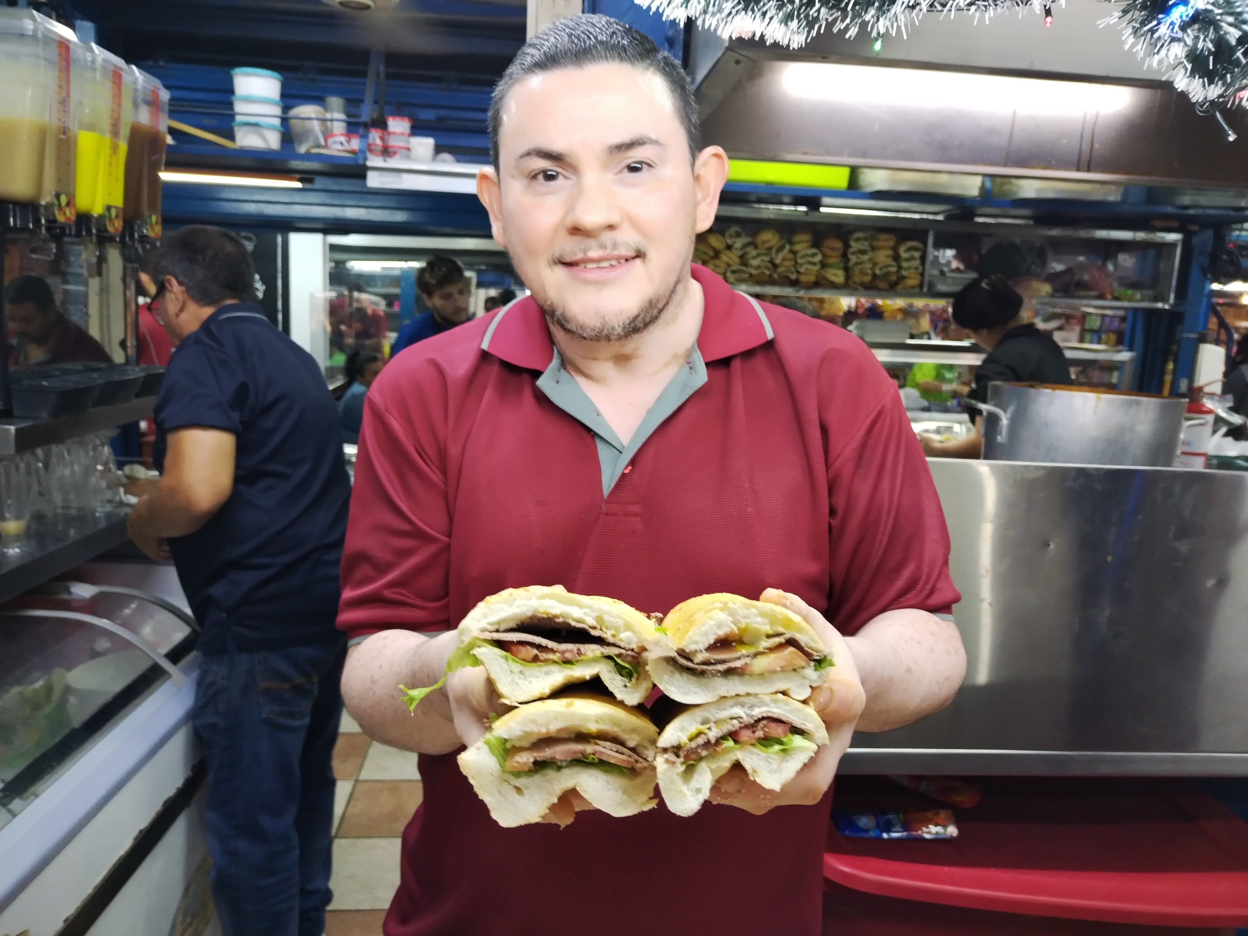 José Alberto Navarro Zeledón, quien es de Birrisito de Cartago, tiene 50 años, es casado y tiene 4 hijos, trabaja en la soda Río de Janeiro en el Mercado de Cartago y hace 500 sándwiches por día, su récord es de 900 en un solo día.