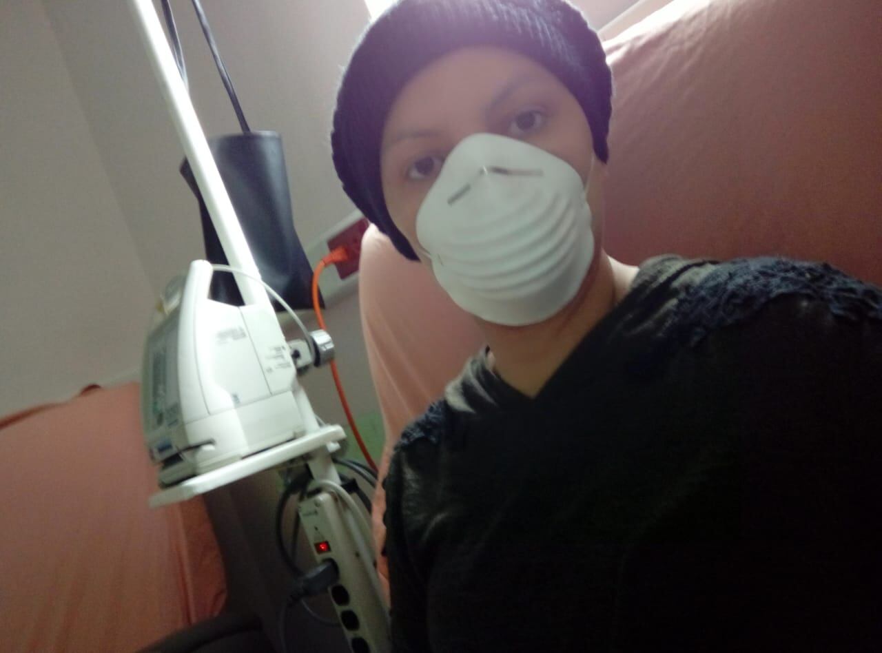 En el 2018 a doña María Picado, con 61 años, le detectaron cáncer de mama. Fue un golpe tremendo para la familia. La hija, María Esperanza Arana, la apoyó en todo momento, meses después a María Esperanza Arana también le confirmaron que tenía cáncer de mama, ella con 30 años.