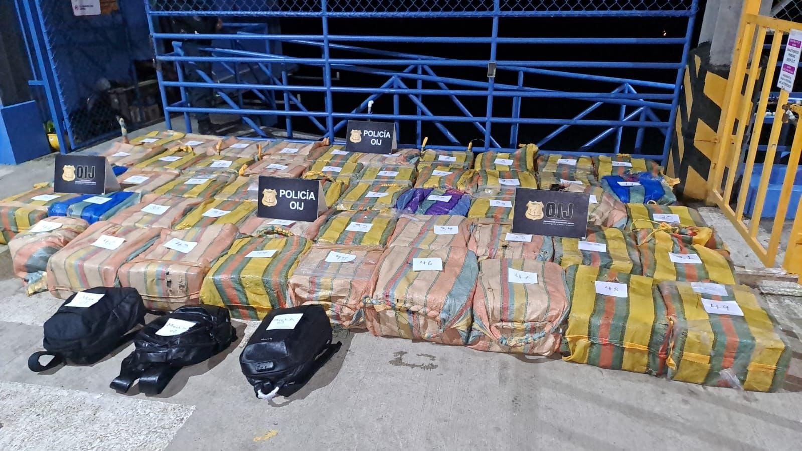 Agentes del OIJ y Guardacostas interceptaron el jueves en altamar una embarcación con 49 bultos y 1.470 paquetes de presunta droga cerca de Punta Llorona, en Sierpe de Osa. Fotografía: