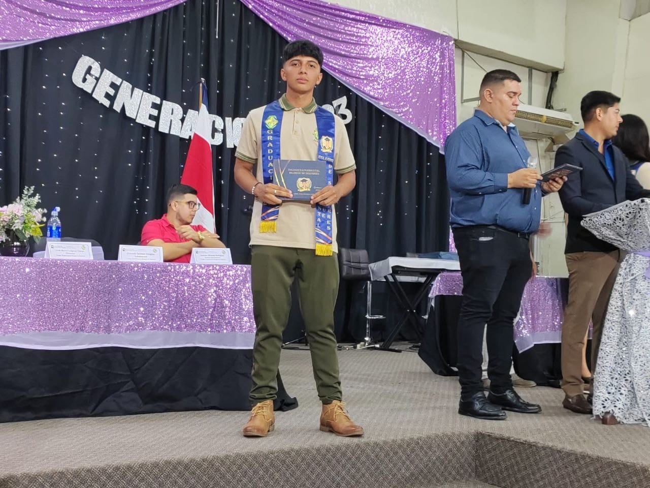 Brandon Ojeda Rivas tiene apenas 17 años y ya puede decir que es histórico porque nunca antes un vecino de Siquirres había logrado meterse entre los 15 mejores promedios del examen de admisión del Tecnológico de Costa Rica (TEC)