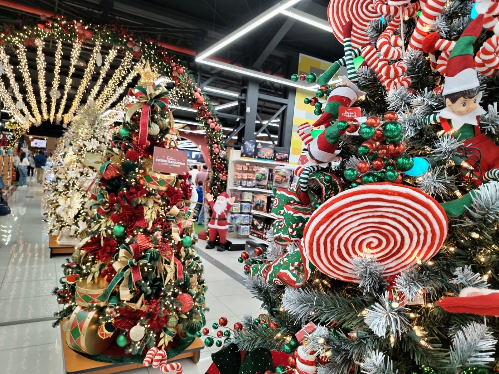 Universal celebra un siglo de historia con ocho colecciones navideñas, nuevas tiendas fuera de la GAM y opciones para que las familias preparen la Navidad con tiempo.
