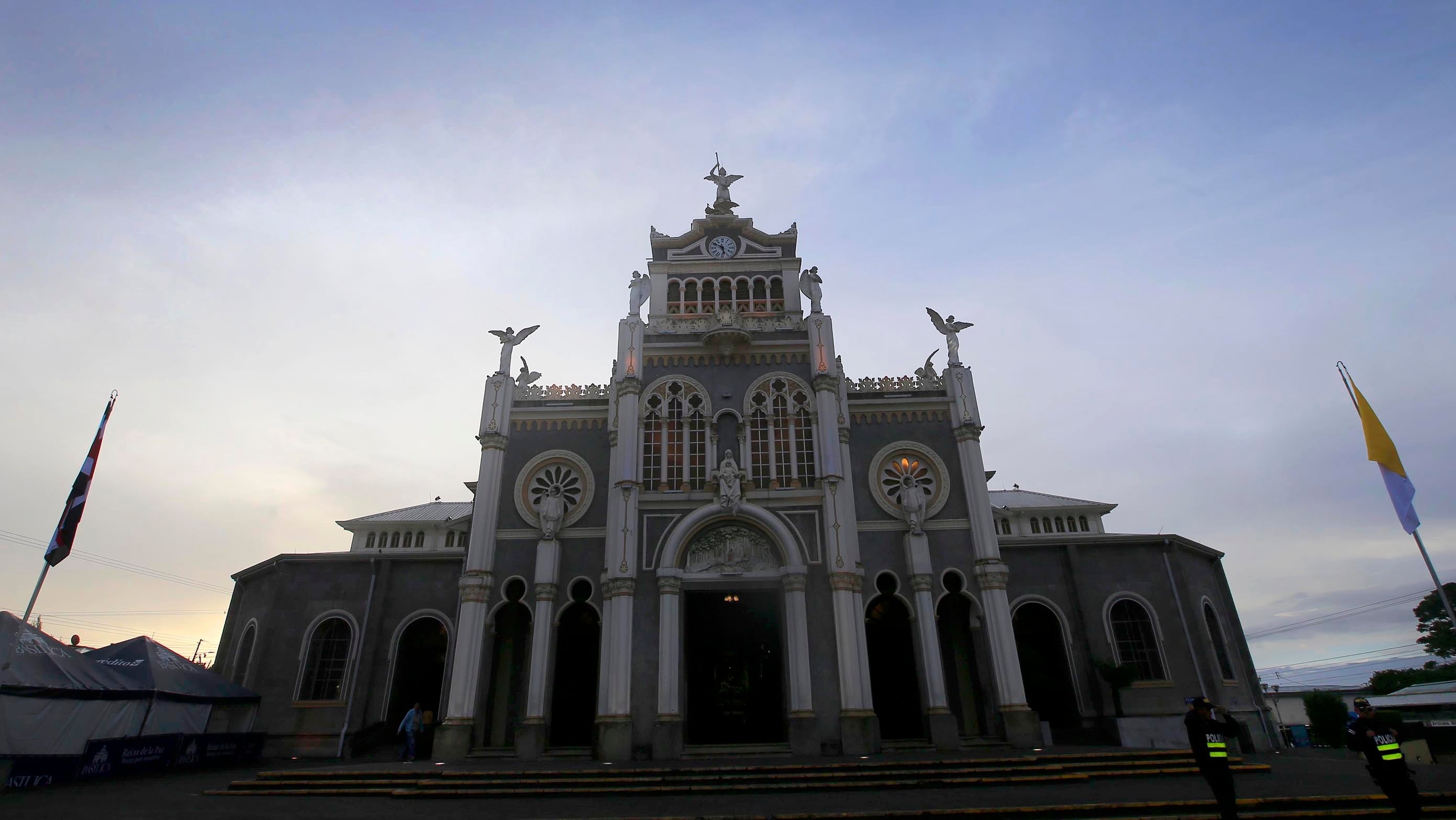 24/07/2019 Basílica de los Angeles. El Santuario Nacional abrió a sus puertas a las 5 de la mañana, en el segundo día de la Novena de la Virgen. Para estos días La Negrita espera la visita de unos dos millones de romeros, durante las celebraciones de los 384 años de su aparición. Foto: Rafael Pacheco