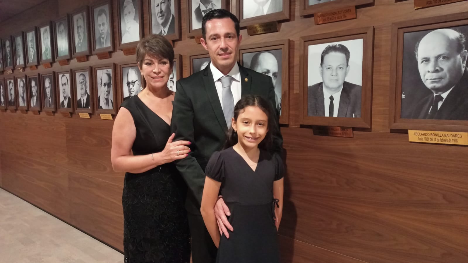 Diputado Manuel Esteban Morales Díaz del Partido Progreso Social Democrático acompañado de su familia