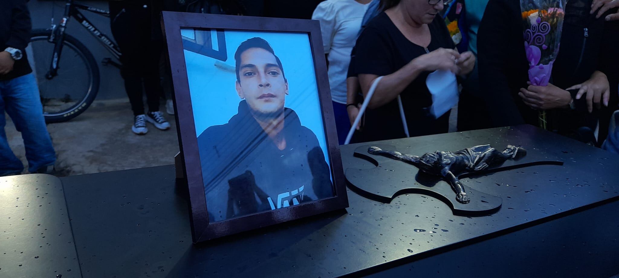 Al bailarín de comparsa Iván Alonso Calvo Duarte, de 30 años, le dieron el último adiós como a él le gustaba vivir en medio de música, alegría y baile. Foto: Tomadas de Noticias Paraíso y diferentes lugares