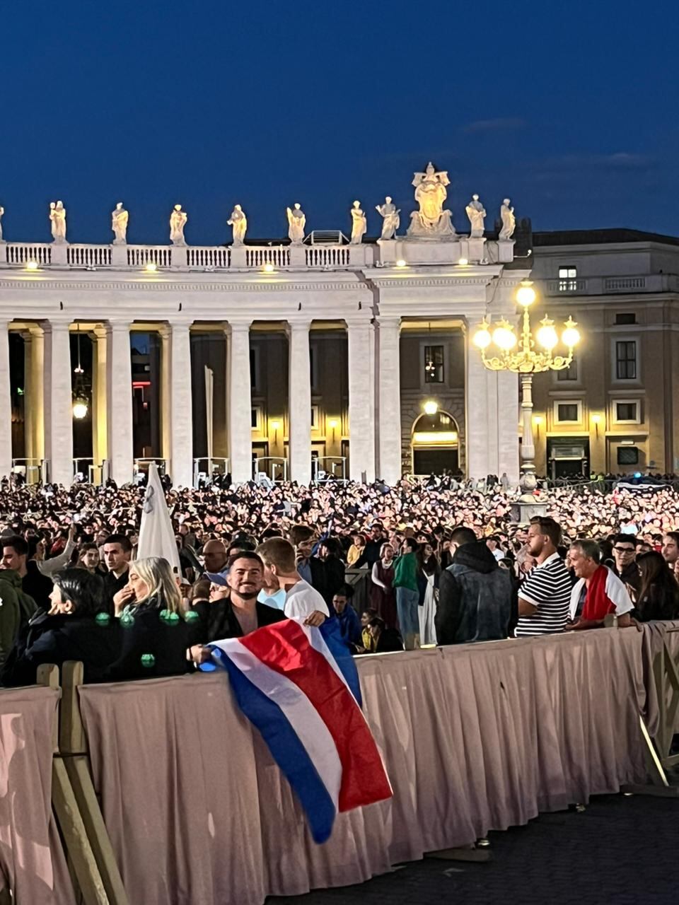 En el gentío también había otro tico.