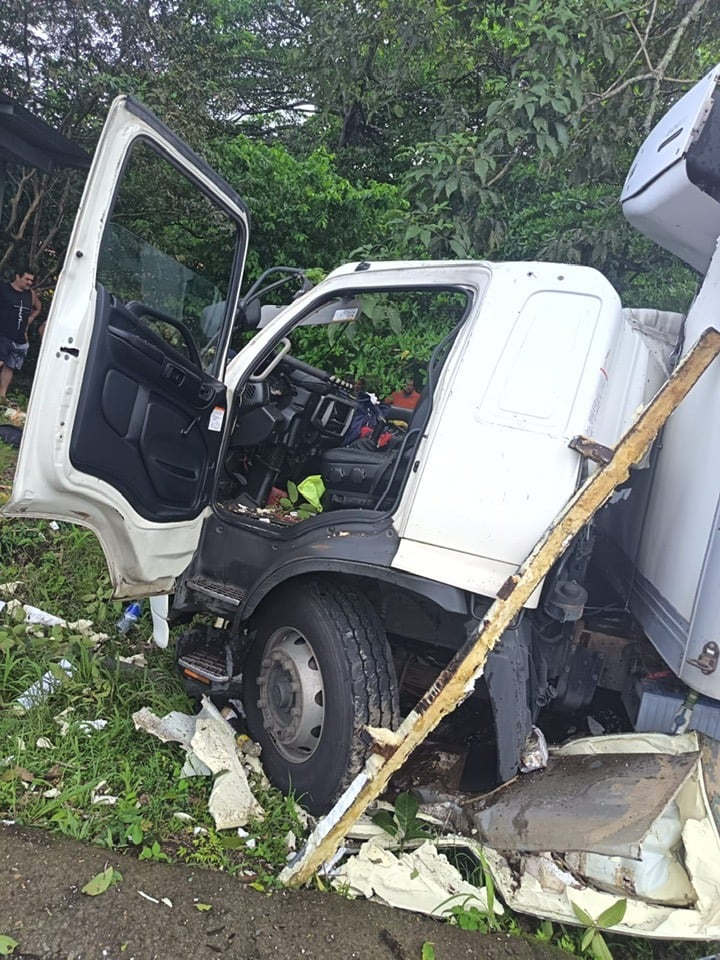 Hombre muere en choque de camión contra árbol en Orotina. Foto Facebook.