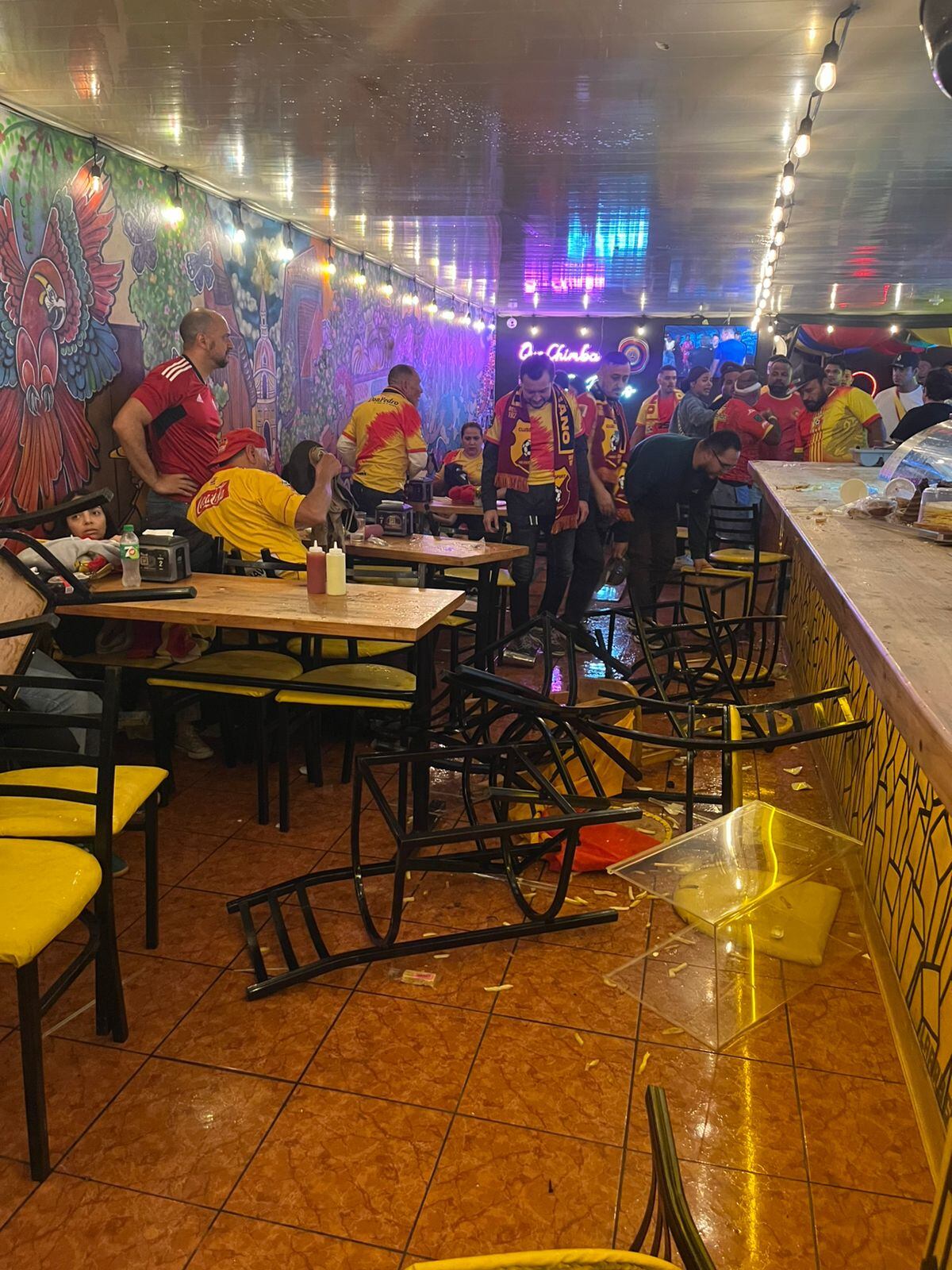 qUna bronca se armó anoche en un restaurante previo al partido entre Herediano y Alajuelense. Cortesía Kelly Uribe.