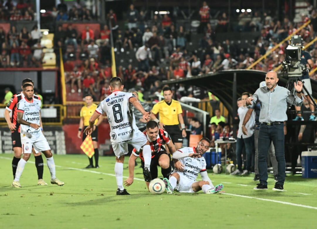 Alajuelense - San Carlos, estadio Alejandro Morera