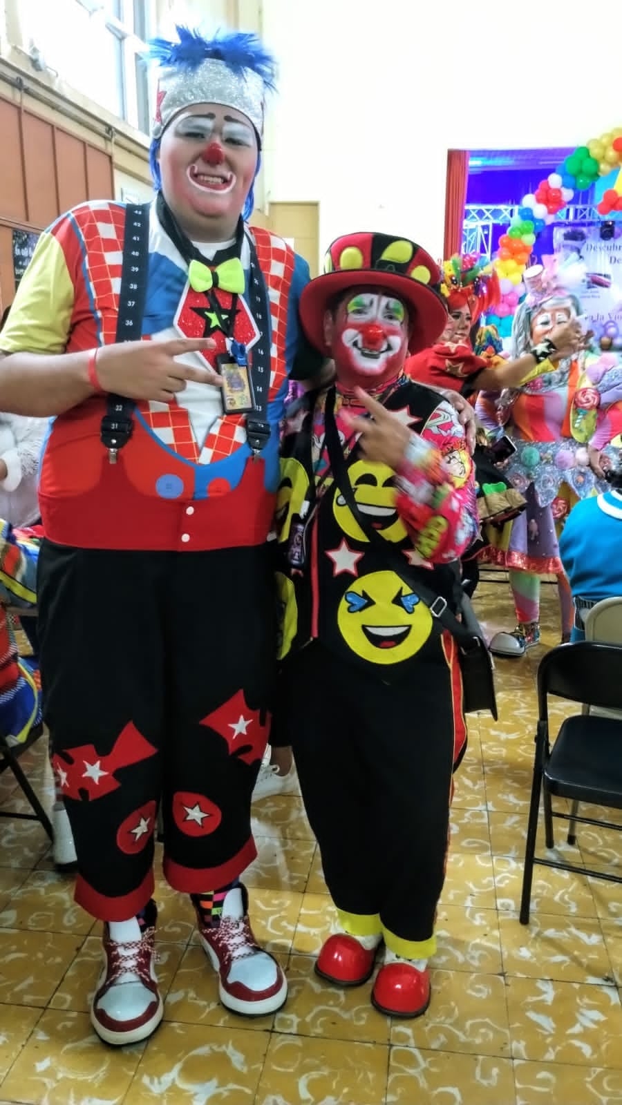 Farlen Aguilar Elizondo, nació el 23 de junio de 1995 en Santiago de Puriscal, es el payaso Chiquitín, el payaso más alto de Centroamérica, mide 2 metros y 2 centímetros