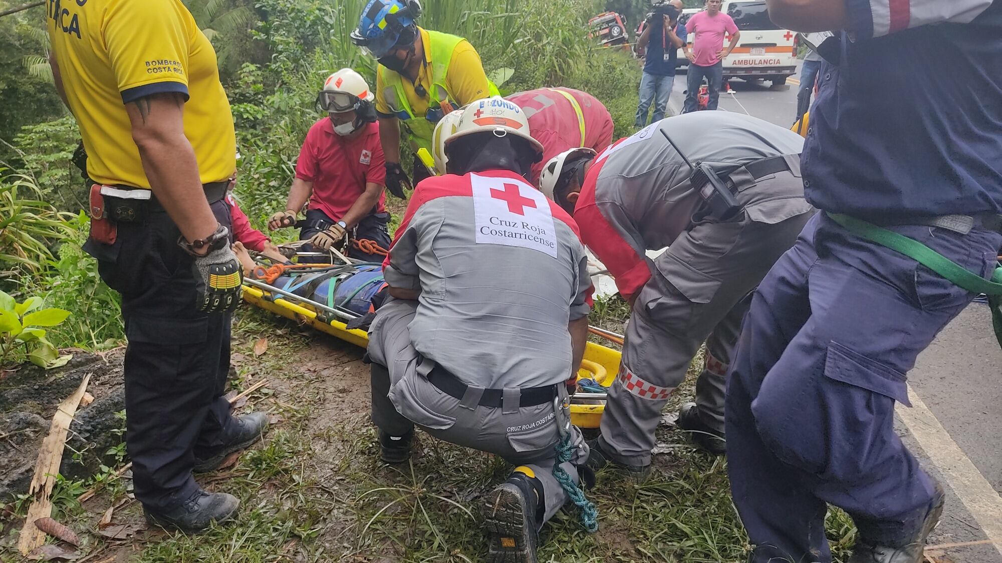 Rescate de mujer que cayó con su carro a guindo en ruta 32. Foto Dinager.
