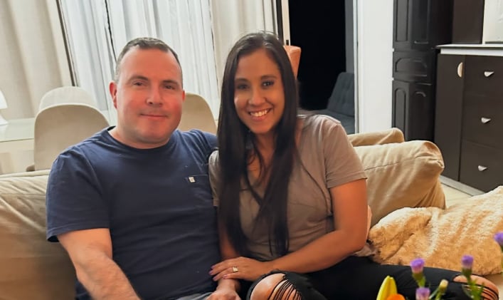 Diego Brenes y su esposa Sandra Solórzano, junto al actor Mario Chacón.