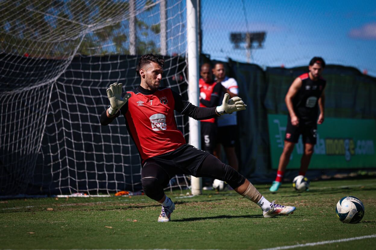 Washington Ortega, nuevo arquero de Alajuelense ya está habilitado para jugar con el club. Foto tomada del X de Alajuelense.